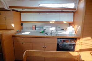 Private kitchen - Sun-Kissed Sailing Adventure in Islas Esporadas (Skiathos)