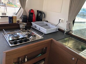 Private kitchen - Sun-Kissed Sailing Adventure in Islas Sarónicas (Alimos)