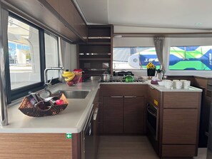 Private kitchen - Sun-Kissed Sailing Adventure in Islas Sarónicas (Alimos)