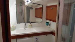 Shower - Sun-Kissed Sailing Adventure in Islas Sarónicas (Alimos)