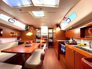 Private kitchen - Sun-Kissed Sailing Adventure in Islas Sarónicas (Alimos)