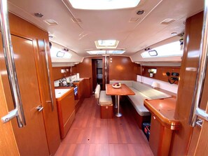 Interior - Sun-Kissed Sailing Adventure in Islas Sarónicas (Alimos)