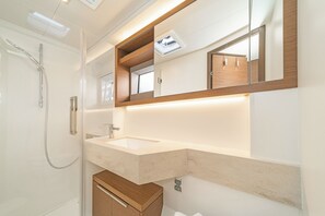 Shower - Sun-Kissed Sailing Adventure in Islas Sarónicas (Alimos)
