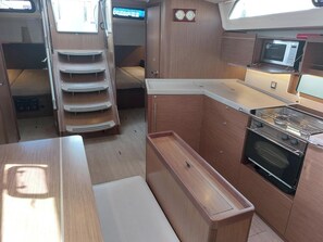 Private kitchen - Sun-Kissed Sailing Adventure in the Saronic Islands (Laurium)