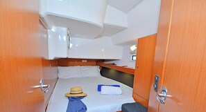 3 bedrooms, in-room safe - Sun-Kissed Sailing Adventure in Islas Sarónicas (Alimos)