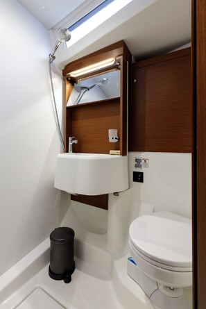 Shower - Sun-Kissed Sailing Adventure in Islas Sarónicas (Alimos)