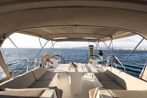 Outdoor dining - Sun-Kissed Sailing Adventure in Islas Sarónicas (Alimos)