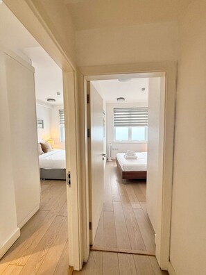 Iron/ironing board, Internet, bed sheets - Spacious 2-Bed Retreat Near Earl’s Court (Greater London)