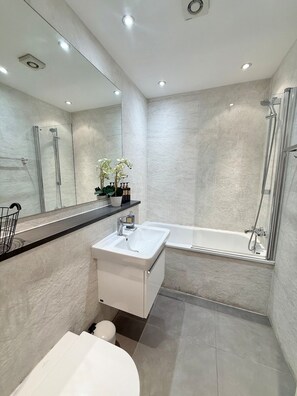 Hair dryer, towels - Spacious 2-Bed Retreat Near Earl’s Court (Greater London)