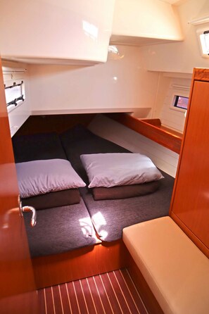 2 bedrooms, in-room safe - Sun-Kissed Sailing Adventure in Islas Sarónicas (Alimos)