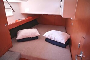 3 bedrooms, in-room safe - Sun-Kissed Sailing Adventure in Islas Sarónicas (Alimos)