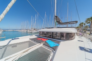 Ein Yachthafen mit mehreren vor Anker liegenden Segelbooten.