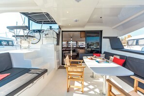 Outdoor dining - Sun-Kissed Sailing Adventure in Islas Sarónicas (Alimos)