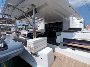 Outdoor dining - Sun-Kissed Sailing Adventure in Islas Sarónicas (Alimos)