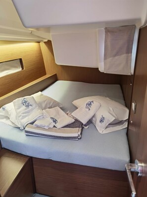 3 bedrooms, in-room safe - Sun-Kissed Sailing Adventure in Islas Sarónicas (Alimos)