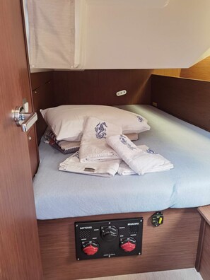 3 bedrooms, in-room safe - Sun-Kissed Sailing Adventure in Islas Sarónicas (Alimos)