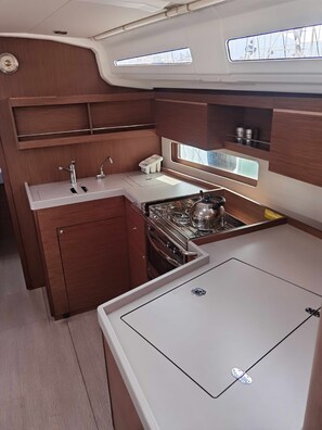 Private kitchen - Sun-Kissed Sailing Adventure in Islas Sarónicas (Alimos)