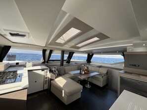 Private kitchen - Sun-Kissed Sailing Adventure in Islas Sarónicas (Alimos)