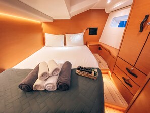5 bedrooms, in-room safe - Sun-Kissed Sailing Adventure in Islas Sarónicas (Alimos)