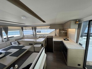 Private kitchen - Sun-Kissed Sailing Adventure in Islas Sarónicas (Alimos)
