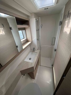 Shower - Sun-Kissed Sailing Adventure in Islas Sarónicas (Alimos)