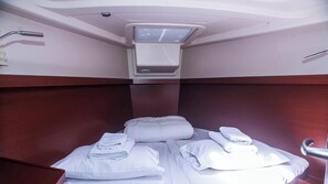 2 bedrooms, in-room safe - Sun-Kissed Sailing Adventure in the Saronic Islands (Laurium)