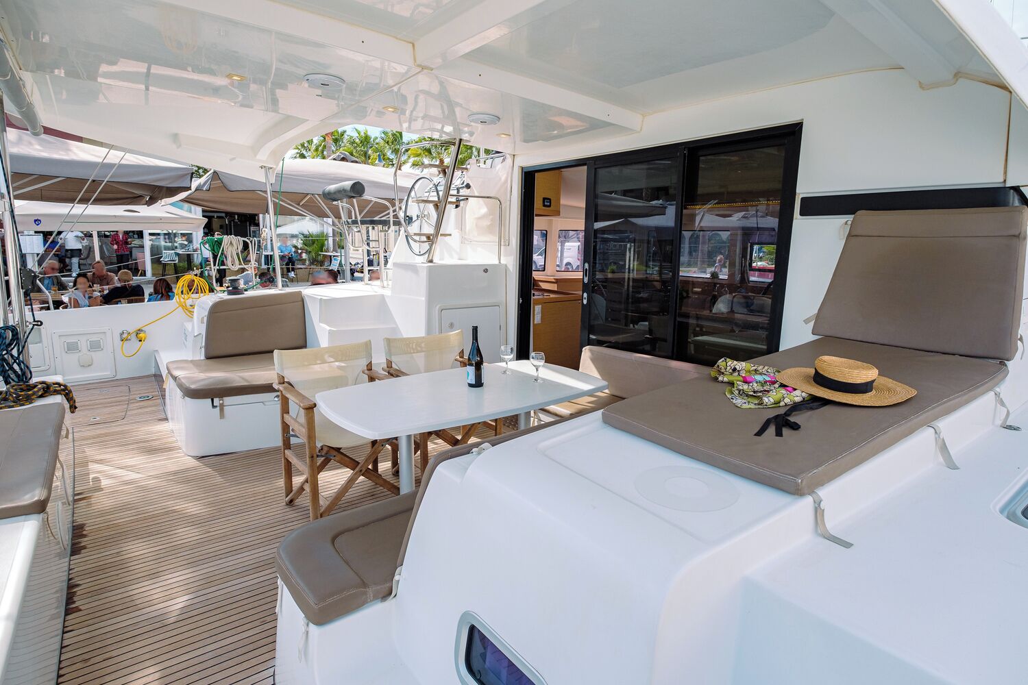 Une terrasse ensoleillée avec une table, des chaises et un coin salon confortable avec des coussins.