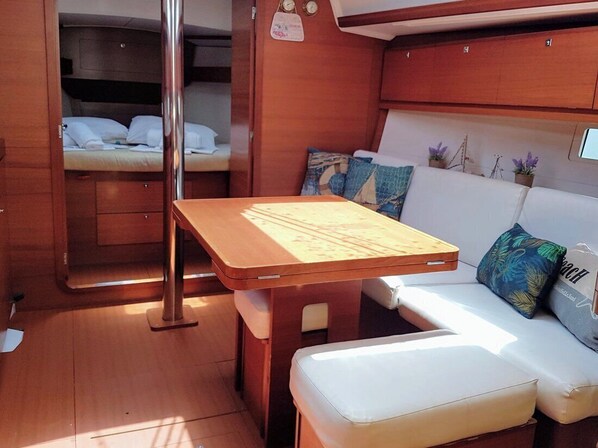 2 bedrooms - Sun-Kissed Sailing Adventure in Islas Sarónicas (Alimos)