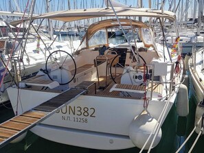 Marina - Sun-Kissed Sailing Adventure in Islas Sarónicas (Alimos)