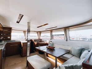 Private kitchen - Sun-Kissed Sailing Adventure in Islas Sarónicas (Alimos)
