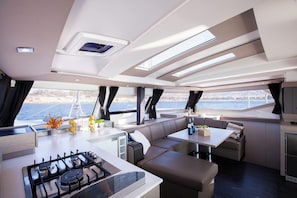 Private kitchen - Sun-Kissed Sailing Adventure in Islas Sarónicas (Alimos)
