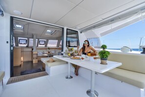 Outdoor dining - Sun-Kissed Sailing Adventure in Islas Sarónicas (Alimos)