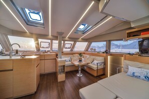 Living area - Sun-Kissed Sailing Adventure in Islas Sarónicas (Alimos)