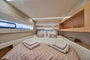 4 bedrooms, in-room safe - Sun-Kissed Sailing Adventure in Islas Sarónicas (Alimos)