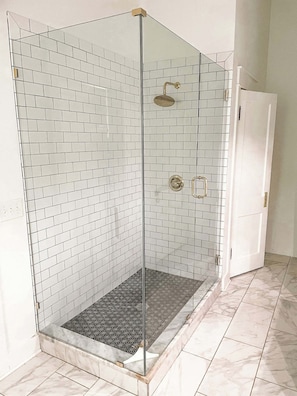 Haartrockner, Handtücher, Seife, Toilettenpapier