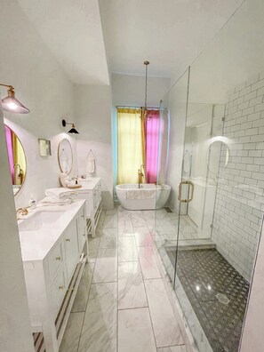 Haartrockner, Handtücher, Seife, Toilettenpapier