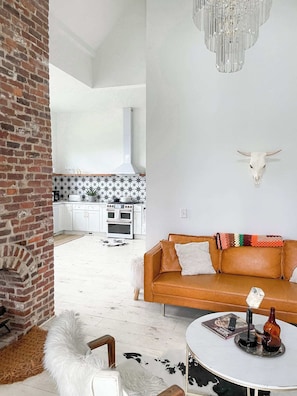 TV - THE YEEHAW HOUSE- 5 min to Downtown Nashville! (Nashville)