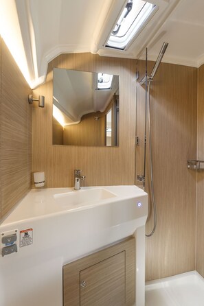 Shower - Sun-Kissed Sailing Adventure in Islas Sarónicas (Alimos)