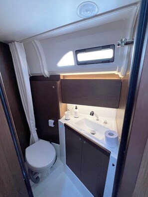 Bathroom - Sun-Kissed Sailing Adventure in Islas Sarónicas (Alimos)