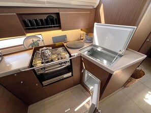 Private kitchen - Sun-Kissed Sailing Adventure in Islas Sarónicas (Alimos)