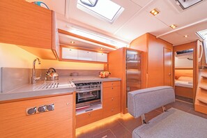 Private kitchen - Sun-Kissed Sailing Adventure in the Dodecanese Islands (Kos)