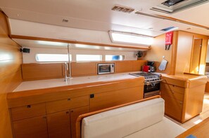 Private kitchen - Sun-Kissed Sailing Adventure in Islas Sarónicas (Alimos)