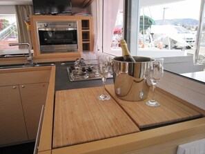 Private kitchen - Sun-Kissed Sailing Adventure in Islas Sarónicas (Alimos)