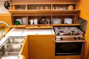 Private kitchen - Sun-Kissed Sailing Adventure in Islas Sarónicas (Alimos)