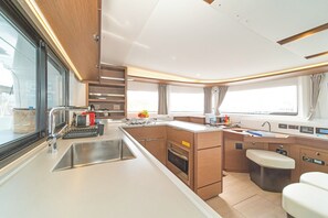 Private kitchen - Sun-Kissed Sailing Adventure in Islas Sarónicas (Alimos)