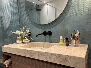 Shower, hair dryer, towels, soap - Charming Provencal house with view and comfortable pool-house (Opio)