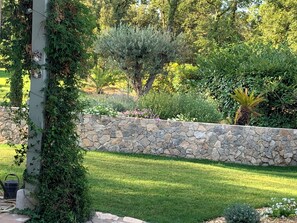 Property grounds - Charming Provencal house with view and comfortable pool-house (Opio)