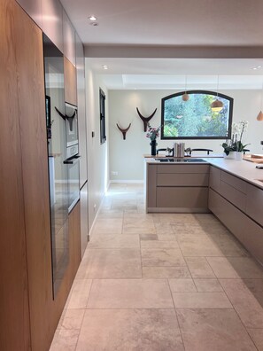 Private kitchen - Charming Provencal house with view and comfortable pool-house (Opio)
