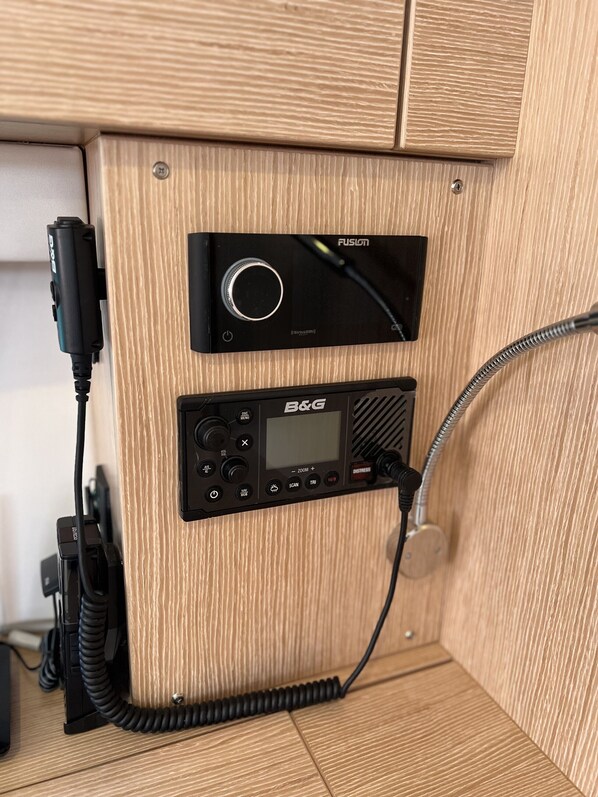 Un meuble en bois contenant un appareil noir portant l’inscription « B&G » et une interface circulaire située au-dessus.