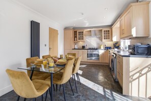 Fridge, microwave, oven, stovetop - Modern 3-Bed Home in Milton Keynes with Parking (Medbourne)